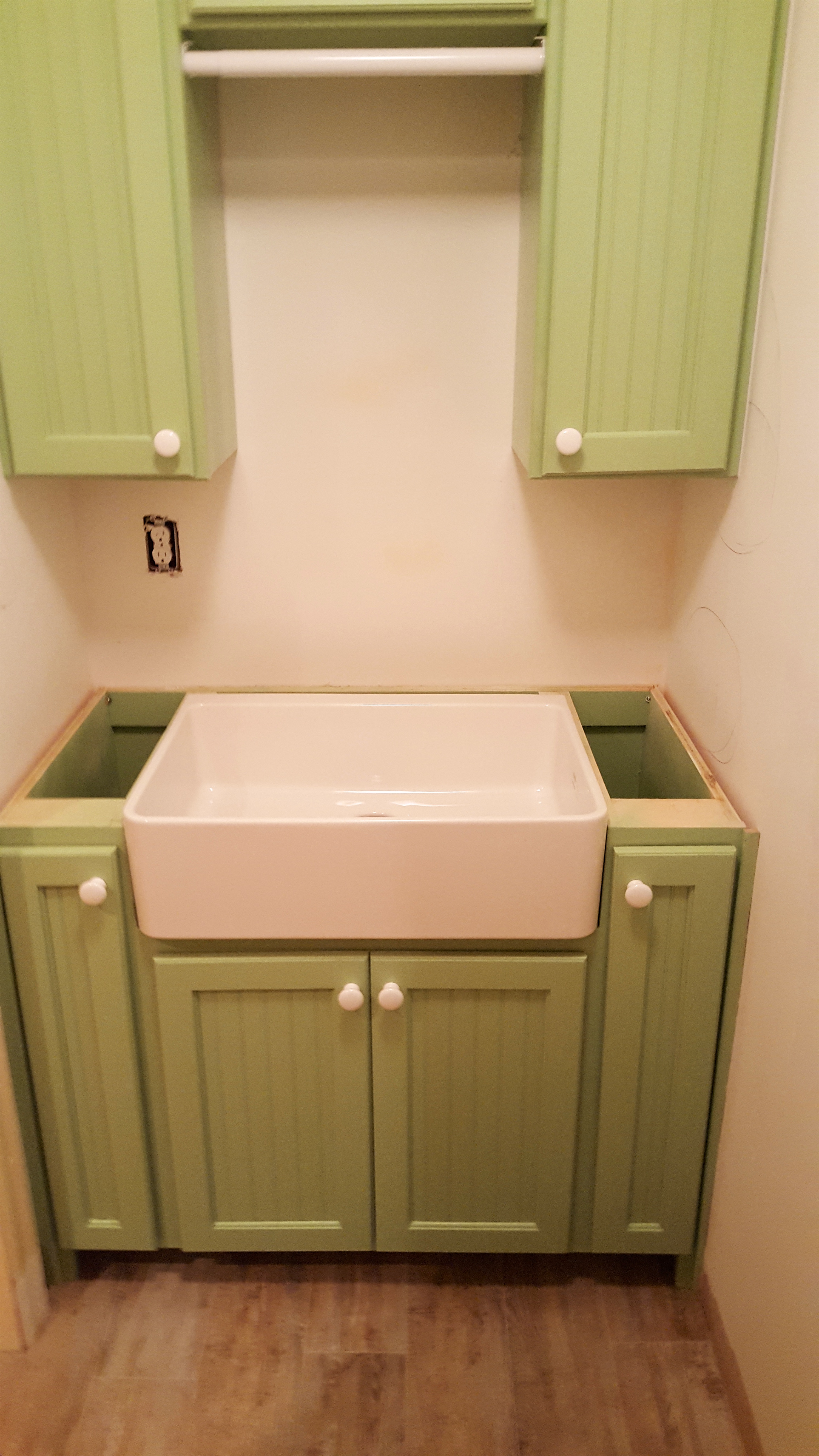  Cabinet w/ Farmer Sink 